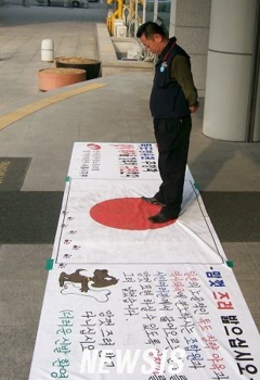韓国-大学前の絨毯.PNG